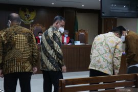 Jaksa KPK cecar Dirjen Kemenspos terkait istilah  "bina lingkungan"