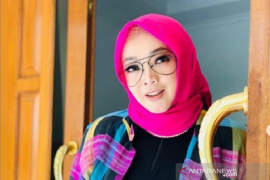 Siapa sangka artis yang jarang diterpa gosip dan harmonis dalam rumah tangga ini jadi korban keganasan covid 19