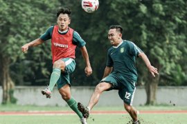 Persebaya kontrak dua eks-Persela Samsul Arif dan Ady Setiawan