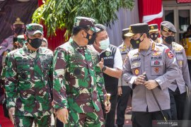 Panglima TNI dan Kapolri meninjau pelaksanaan vaksinasi  Page 6 Small