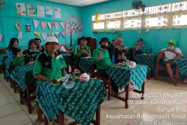 PHD aksi tanam pohon dan pembersihan sekolah pasca banjir
