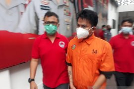 Mantan muncikari artis, Robby Abbas mengaku menggunakan sabu akibat stres