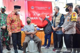 Pemkab Gresik mulai  vaksinasi ratusan pedagang pasar