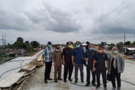 DPRD Banjarmasin kunjungi pembangunan jembatan HKSN yang molor