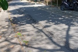 Dua titik di Jalan TGH Abdul Hanan Mataram rawan amblas