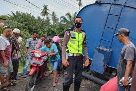 Truk CPO muatan 20 ton lebih dilarang melintasi jembatan darurat Sungai Paku Kinali