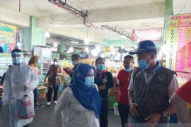 Pekanbaru gelar vaksinasi Sinovac bagi pedagang diawali di Pasar Bawah