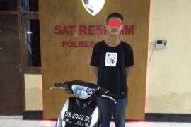 Seorang pelajar dibekuk karena mencuri sepeda motor warga