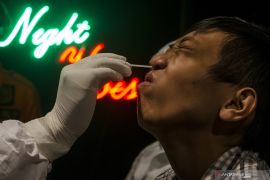 Melancong ke China kini harus  dites usap anal untuk deteksi COVID-19