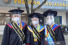Bapak, ibu dan anak  ini diwisuda bersama