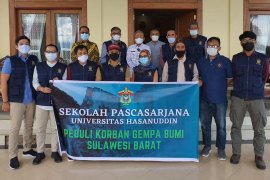 Pascasarjana Unhas dan OJK salurkan bantuan kemanusiaan ke Sulbar