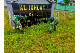 Satgas TMMD Kodim 1206/PSB kerja bakti bersihkan halaman Mesjid Al-Ikhlas