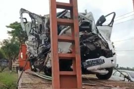 Sopir pikap tewas hantam truk di Aceh Timur