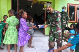 Satgas TNI bagikan Alkitab kepada warga Kampung Kibay di Keerom