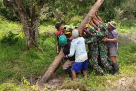 Satgas Pamtas RI-PNG Yonif 611/Awang Long bantu penerangan jalan