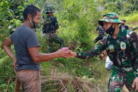 Segelas air kelapa muda suguhan TNI ke seorang warga Beringin