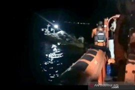 TNI AL-Basarnas selamatkan nelayan yang terombang-ambing di perairan Bulukumba