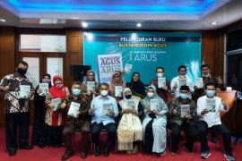 FISIP Unand luncurkan Buku Bustanuddin Agus Berkayuh Biduk Melawan Arus