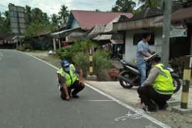 Ugal-ugalan, motor tabrak pejalan kaki di Pasaman