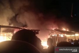 Sebelas kios di depan pertokoan Ramayana Bungurasih ludes terbakar