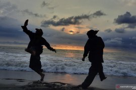 Pemkot Pariaman tampilkan silat tradisi saat matahari terbenam guna tarik wisatawan