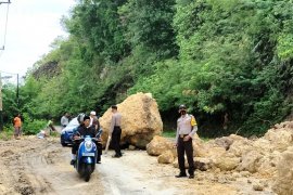 Jalur trans Sulawesi di  Kabupaten Majene Sulbar tertimbun longsor