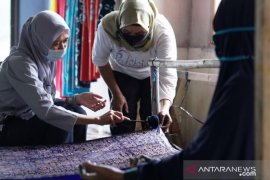 Batik Tulis Pakkis Hadirkan Sentuhan Balok Timah di Kain Batik