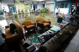 Membersihkan lumpur pasca banjir