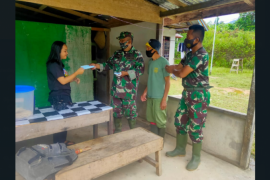 Satgas TMMD Kodim 1206/PSB bagikan masker gratis