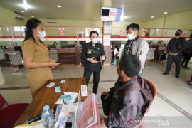 Disdukcapil Landak terima penghargaan Gubernur Kalbar