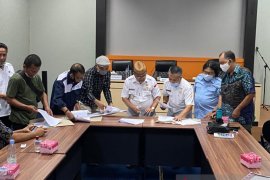 Bupati Gorut sebut pekerja media juga pelayan publik harus divaksin