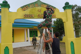 Anggota TMMD Kodim 1206/PSB perindah Masjid jelang Israk Mikraj