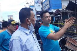 Bupati berkunjung ke lokasi ruko terbakar di Pasar Kambang