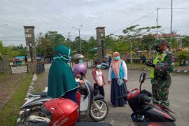 Babinsa Koramil Tarakan Tengah ajak warga sukseskan vaksinasi COVID-19