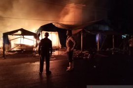 4,5 jam dilalap api, sembilan ruko di Pasar Kambang ludes