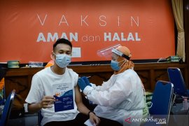 Empat pemain timnas asal Persebaya jalani vaksinasi di Kantor Gubernur Jatim