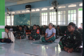 Satgas TMMD bersama warga peringatan Israk Mikraj