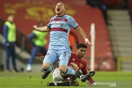 Manchester United menundukkan Brighton & Hove Albion  2-1