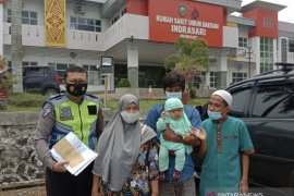 Anggota Polres Inhu dampingi Viola Juningsih, balita lahir tanpa anus