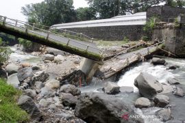 Jembatan penghubung Gempol - Pandaan ambrol diterjang banjir
