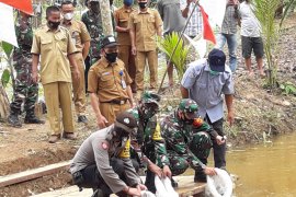 Tim Wasev tabur benih ikan di lokasi TMMD ke-110