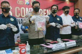 Polda Jatim amankan senpi rakitan saat bekuk pengedar narkoba asal Jombang