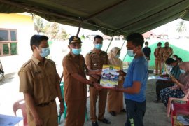 Disdukcatpil Langkat serahkan Adminduk kepada 15 KK korban kebakaran