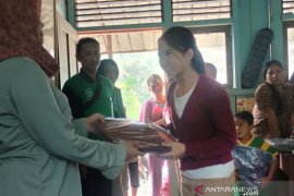 FKH Balangan ikut bagikan tas dan alat tulis sekolah SD Kecil Papagaran