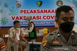 4.593 personel polisi dan 135 ASN Polri di NTB telah divaksinasi COVID-19 Page 1 Small