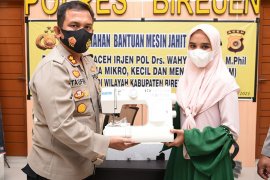 Kapolda Aceh bantu mesin jahit untuk UMKM