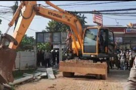 Satpol PP robohkan tembok yang halangi akses jalan warga di Ciledug