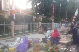 Ratusan PKL pasar subuh nekad berjualan di Murjani