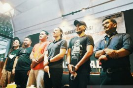 Sejumlah artis ibu kota serahkan bantuan untuk korban banjir Kalsel