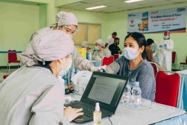 Le Minerale membagikan air mineral untuk penerima vaksin di Yogyakarta